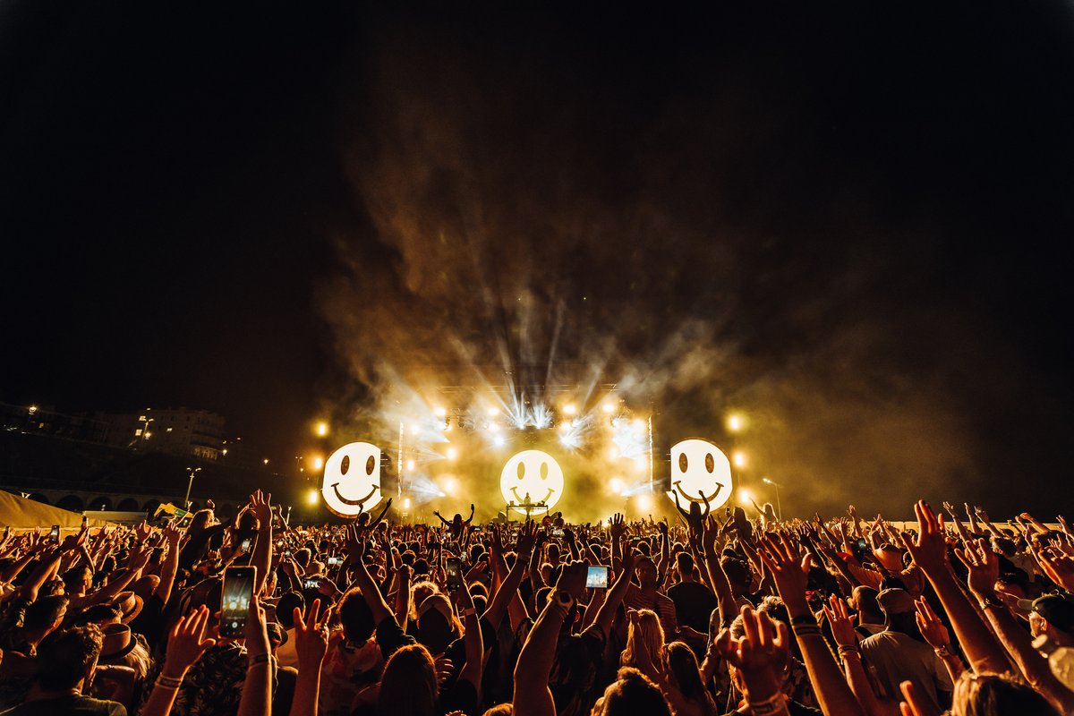 LcrLights's tweet photo. 🏖LCR ON THE BEACH🏖
Throwing it back to gigs like @OntheBeachUK festival make us miss the summer! ☀️
#fatboyslim #carlcox #andyc #LCR #lightscontrolrigging #lights #control #rigging #TPI #TPIawards #KOI #KOIawards #eventprofs #brightnessblog #lightingrental #lightingdesign https://t.co/aopGnr3vpg