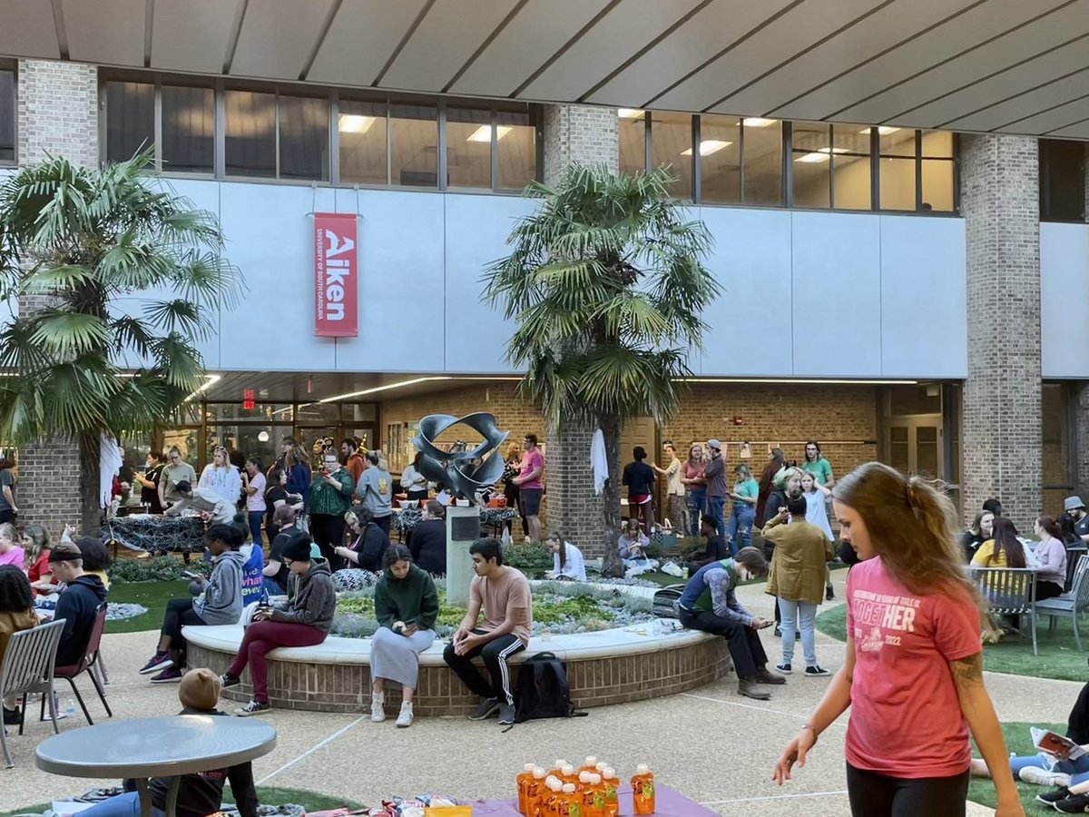 ChooseAiken's tweet photo. Looked like a fun event last night. Way to go Writing Center &amp; Broken Ink! #college #AikenSC @USCAEnglish https://t.co/AeQEtI3m6c