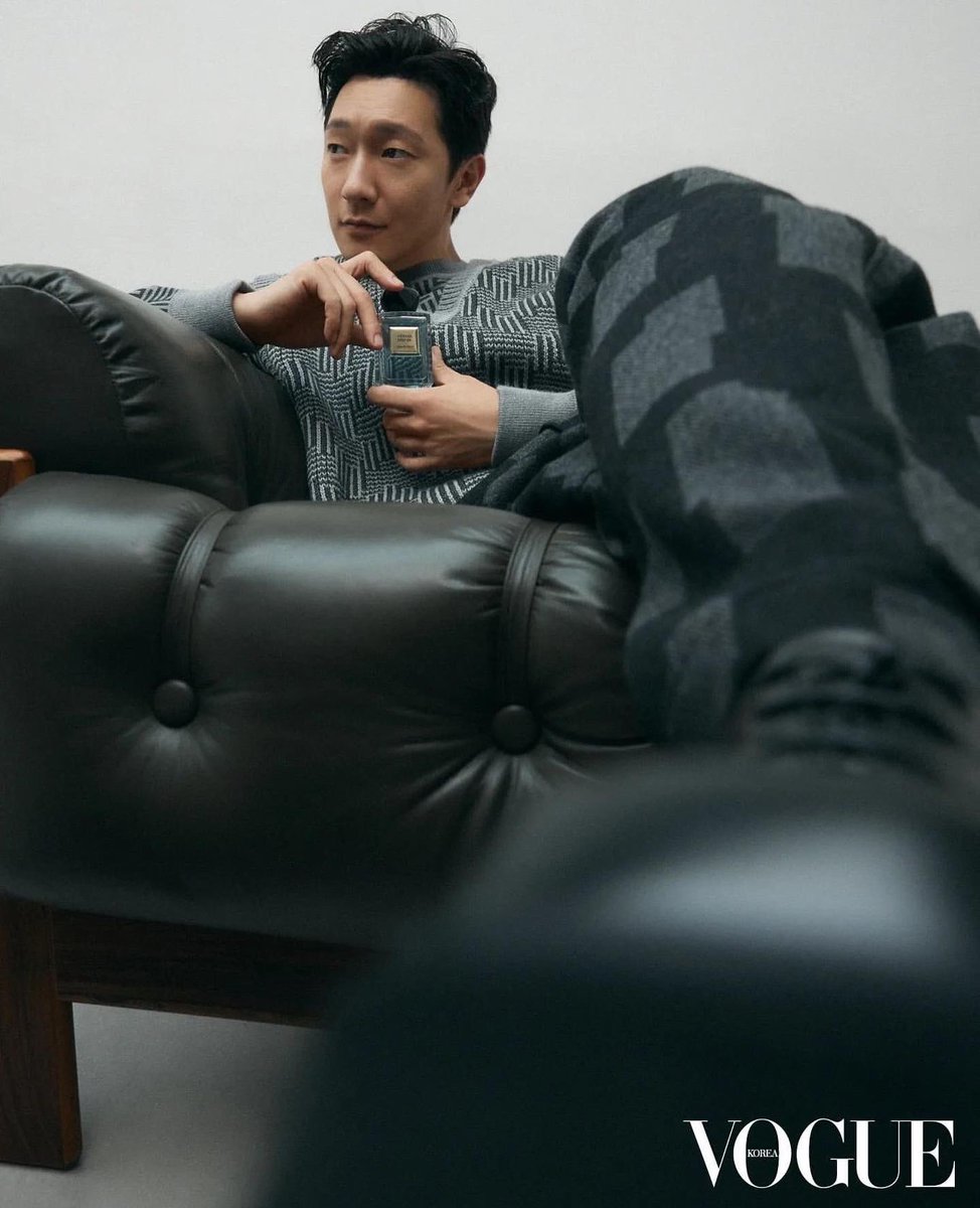 DRAMAPerseViki's tweet photo. Chingu 😍

L’attore Son SukKu posa per VOGUE KOREA e Armani 📸💜

Vi piace come attore???

-Bigu-
🎀🫶🏻

#SonSukKu #VOGUEKOREA #손석구 #myliberationnotes #dramaticamenteperse https://t.co/Ax8h0bqGzy