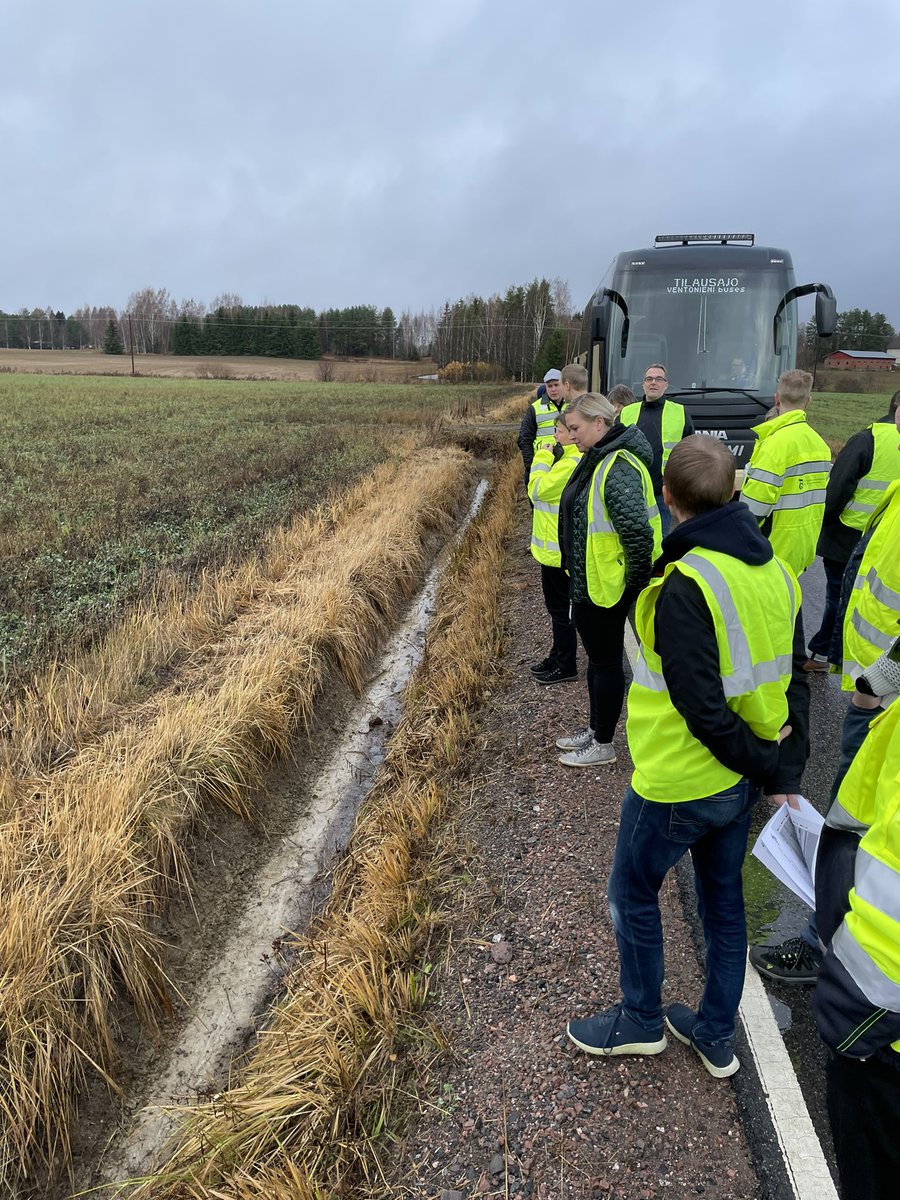 LehtinenJukka's tweet photo. Kyllä koneohjatusti kaivettu maantien sivuoja on vaan kaunis! Mielenkiintoiset kaksi päivää takana #pehko hankkeen vuositapaamisessa. #tienpito #assetmanagement https://t.co/2w8LnsXops