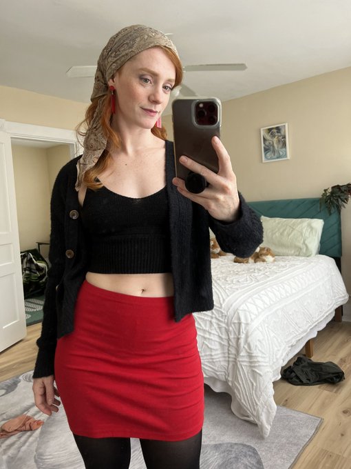 Do you think I’m also pretty with clothes on? https://t.co/qOVVEN73iF