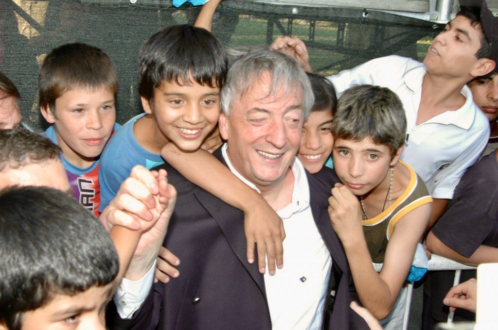 FranCafiero's tweet photo. A 12 años de la partida de Néstor Kirchner, su legado, su inteligencia política y su amor por nuestro país nos inspira.

Seguimos militando con la convicción de que es posible construir una Argentina más justa, igualitaria, unida y soberana.
✌🏼🇦🇷❤️

#NéstorVive https://t.co/Yi5ZQKJb8m