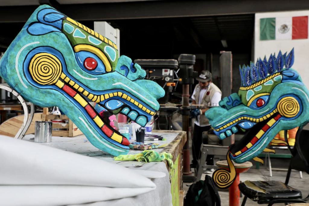 Ultimando detalles de los carros alegóricos para el Gran Desfile #DíaDeMuertos. Miren qué hermosos están quedando. Comienza la cuenta regresiva. ¡Buenos días!