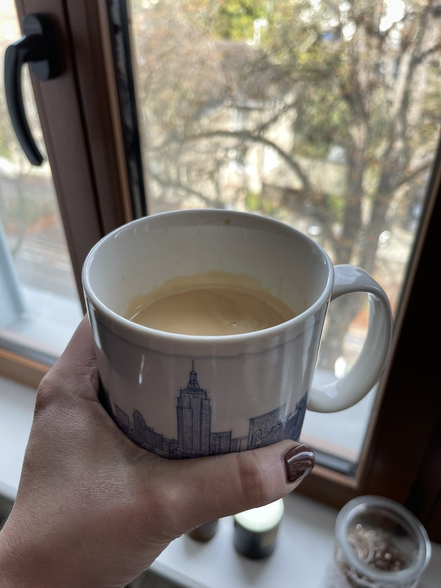BONNe_Julia's tweet photo. Zum Glück wurden irgendwann mal große Tassen erfunden, in die viel Kaffee geht. #desperatelyneeded ☕️ https://t.co/o5q6JyZi7K
