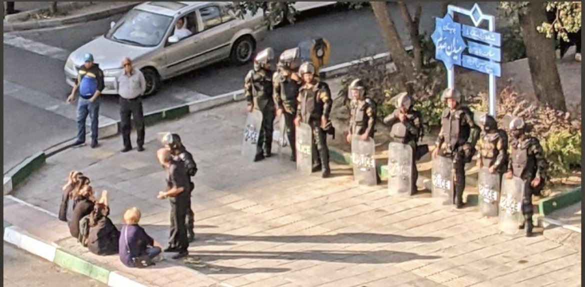 ShouraHashemi's tweet photo. Sie sitzen einfach ohne Hijab vor den Schlägertruppen des Regimes. 27. Oktober. #IranProtests2022 #IranRevolution https://t.co/AnbpqE5cjQ