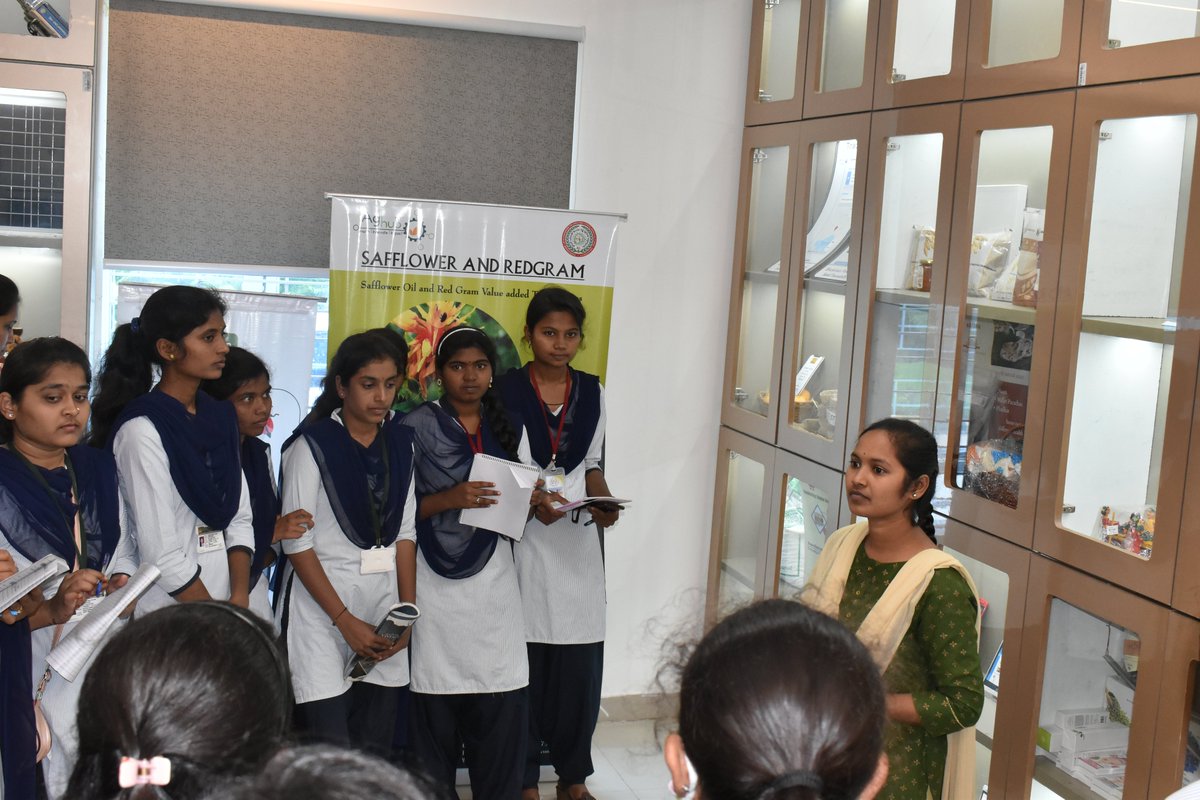 AgHub_PJTSAU's tweet photo. Agri graduates from PDKV, Akola, Maharashtra have interacted with the staff and #startups at AgHub to understand the #operations in the entrepreneurial #ecosystem and #deliberated on the various platforms that could provide them with #opportunities in becoming #entrepreneurs. https://t.co/0RvgrmtCw4