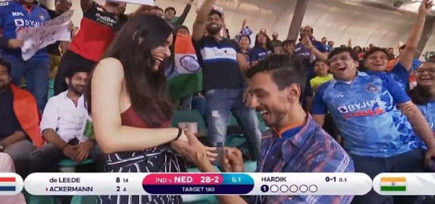 Khabarfast's tweet photo. T20 WORLD CUP: भारत बनाम नीदरलैंड मैच में बीच चली प्यार की बयार, प्रेमी ने किया हजारों के सामने प्रेमिका को प्रपोज
https://t.co/LU5GYYI0IV
#T20worldcup22 #INDvsNED #publicproposal #Proposals #khabarfast #khabarfastnews https://t.co/azNMv7xj2s