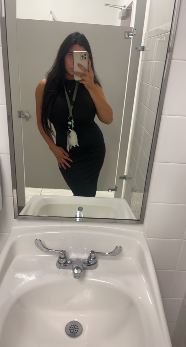 jackie_xo's tweet photo. Sometimes I be dressin’ #officesnack https://t.co/oiy6jyKg2V
