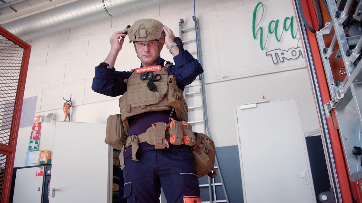 VRH_Haaglanden's tweet photo. Het Quick Respons Team van kazerne Laak (QRT) komt in actie bij grootschalige (gewelds)incidenten en ongevallen met gevaarlijke stoffen. Daarbij dragen zij beschermende kleding. Brandweerman Jeroen vertelt er meer over in deze aflevering van VRH in beeld https://t.co/8bIHGWbUlq https://t.co/U9Wf558eDe