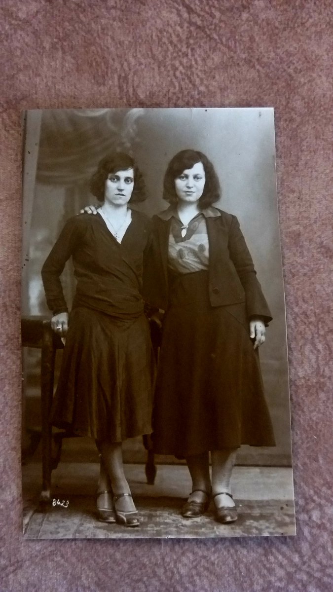 Anneannemin arşivinden. Bu kadınları tanımak, hikâyelerini bilmek isterdim. Osmalıcam körelmiş, arkadaki elyazılarını pek sökemedim. Fotoğraflar, İzmir İkinci Beyler'den. Foto Resne ve Foto Bayer'den. 1931.