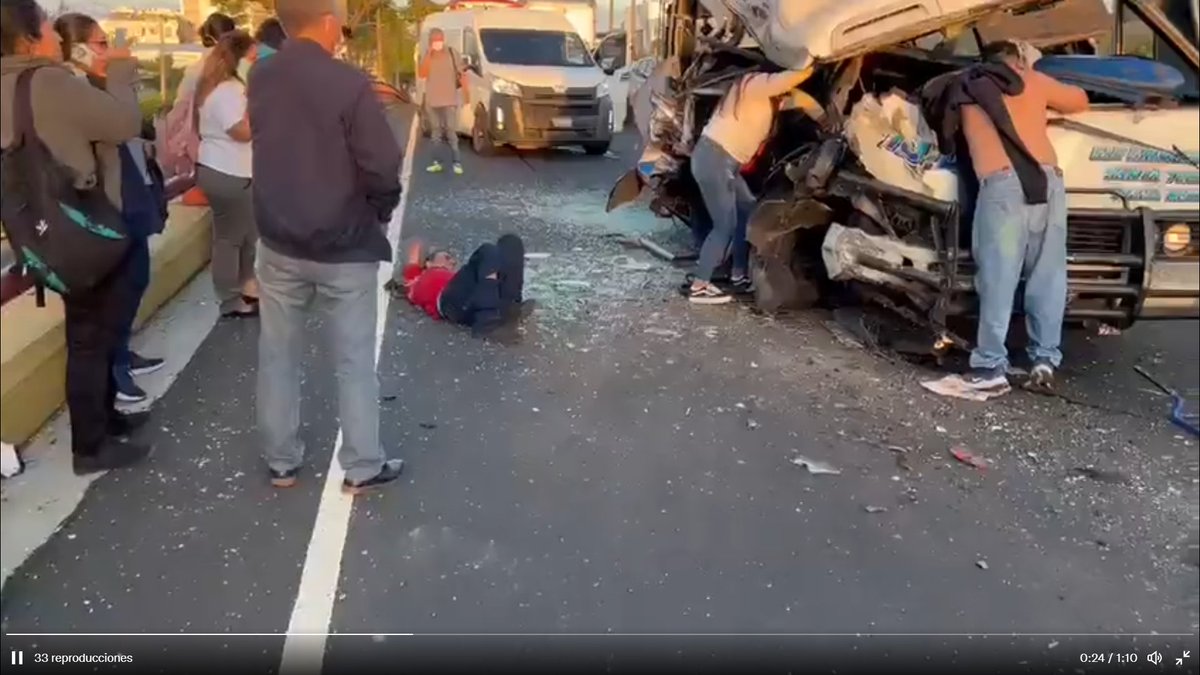 radioyskl's tweet photo. Un fallecido y varios lesionados dejó el accidente de tránsito de una coaster de la ruta 101D, sobre la Carretera Panamericana, en el paso a desnivel que conduce a Redondel El Trébol. 
#TráficoSV https://t.co/JpXSkmoXeJ