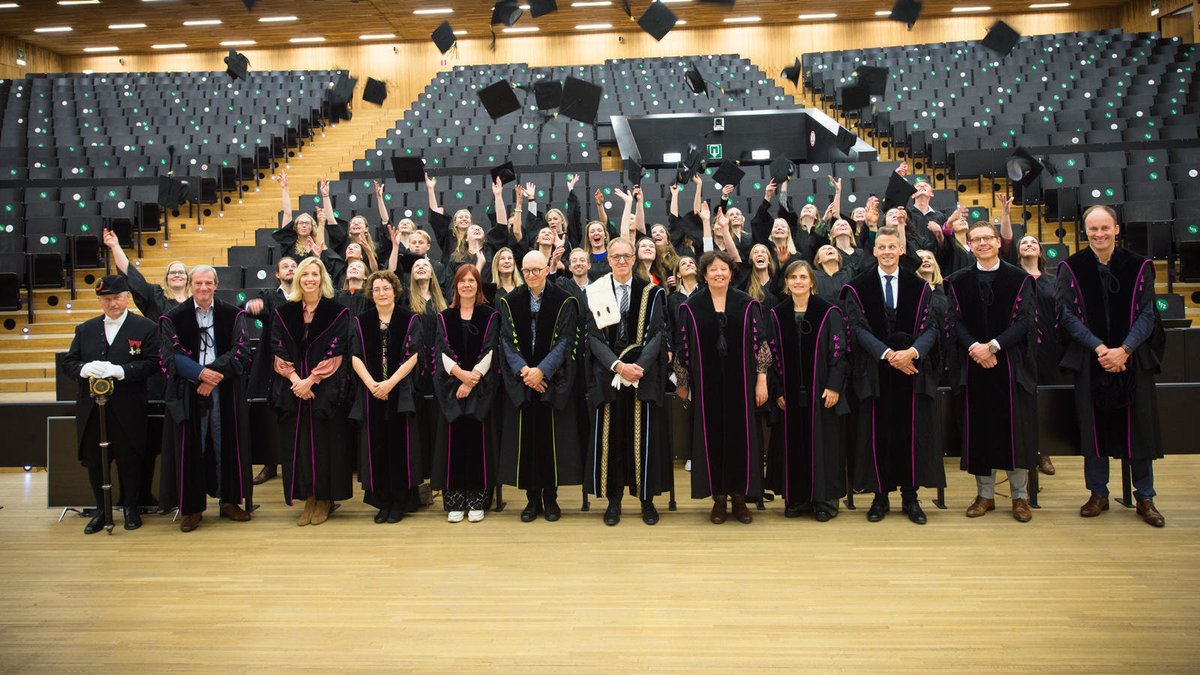 Op 22 oktober studeerden onze Masters in de #Verpleegkunde en de #Vroedkunde 2021-2022 af aan de <a href="/ugent_fge/">UGent Geneeskunde & Gezondheidswetenschappen</a>. Succes aan de toekomstige leiders in de gezondheidszorg. Proficiat aan alle promovendi, het ga jullie goed! <a href="/Ann_VanHecke/">Ann Van Hecke</a>, @DimitriBeeckman, <a href="/sofie_verhaeghe/">Sofie Verhaeghe</a>, <a href="/rvdwalle/">Rik Van de Walle</a>