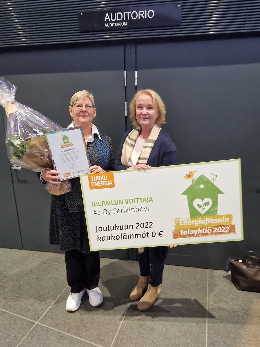 Turkulainen Asunto-Oy Eerikinhovi on #Energiafiksuintaloyhtiö. Turku Energian Lämpö-yksikkö ja Kiinteistöliitto Varsinais-Suomi palkitsivat taloyhtiön joulukuun kaukolämmöillä Taloyhtiöpäivillä. Yhtiössä on tehty remontit suunnitelmallisesti energiatehokkuus huomioiden.