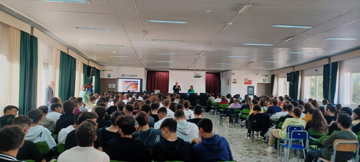 fondtmillennio's tweet photo. Eravate circa 800 stamattina per l’avvio del progetto di edufin “Metto in conto il mio futuro”, 5 scuole collegate dal Trentino alla Puglia per ascoltare i giovani matematici di @TAXI1729snc sull’ inganno del gioco d’azzardo! Grazie anche al partner @feduf_ prezioso e competente! https://t.co/n2YclYtaaN