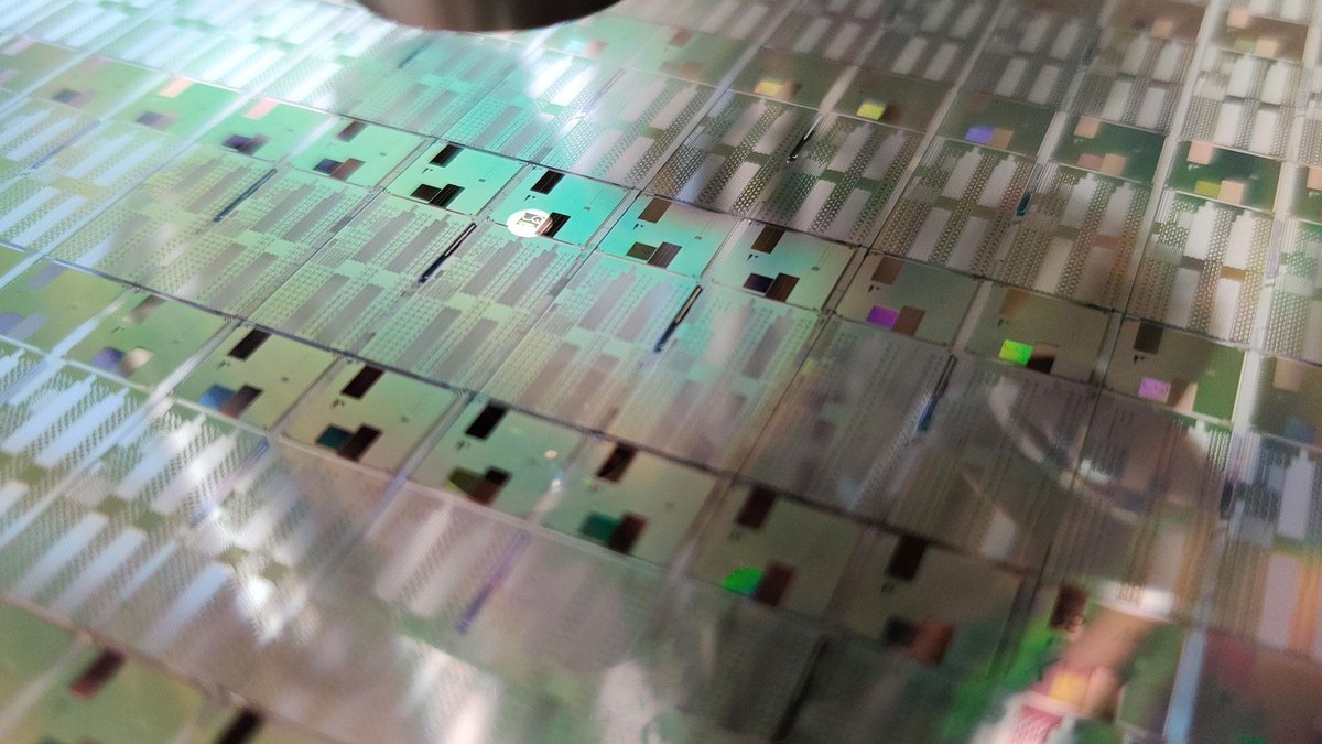 DLR_en's tweet photo. Quantum computers based on ion traps – as part of @DLR_de's Quantum Computing Initiative prototypes are to be developed soon. To accomplish this, DLR is relying on interdisciplinary expertise 💡 and will be involving #startups as well as other companies: https://t.co/f4Xm2q6UUT https://t.co/7MbC7yB7at