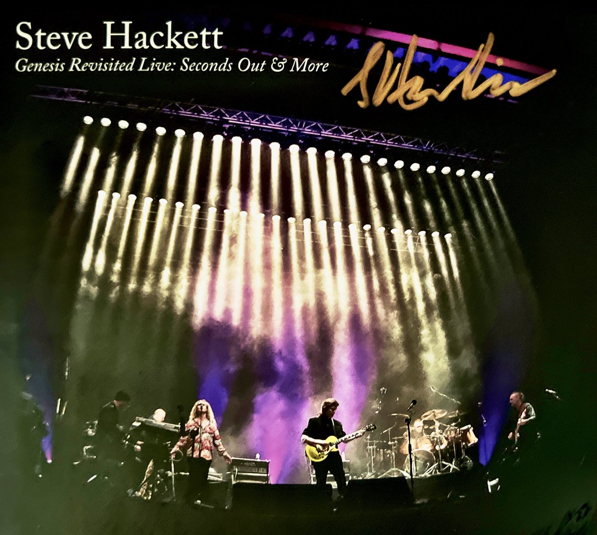 Check out what just arrived in my mailbox!! A signed box by @HackettOfficial — thanks for this amazing concert (my third Genesis revisited box) #classicGenesis #progrock #genesisRevisited
