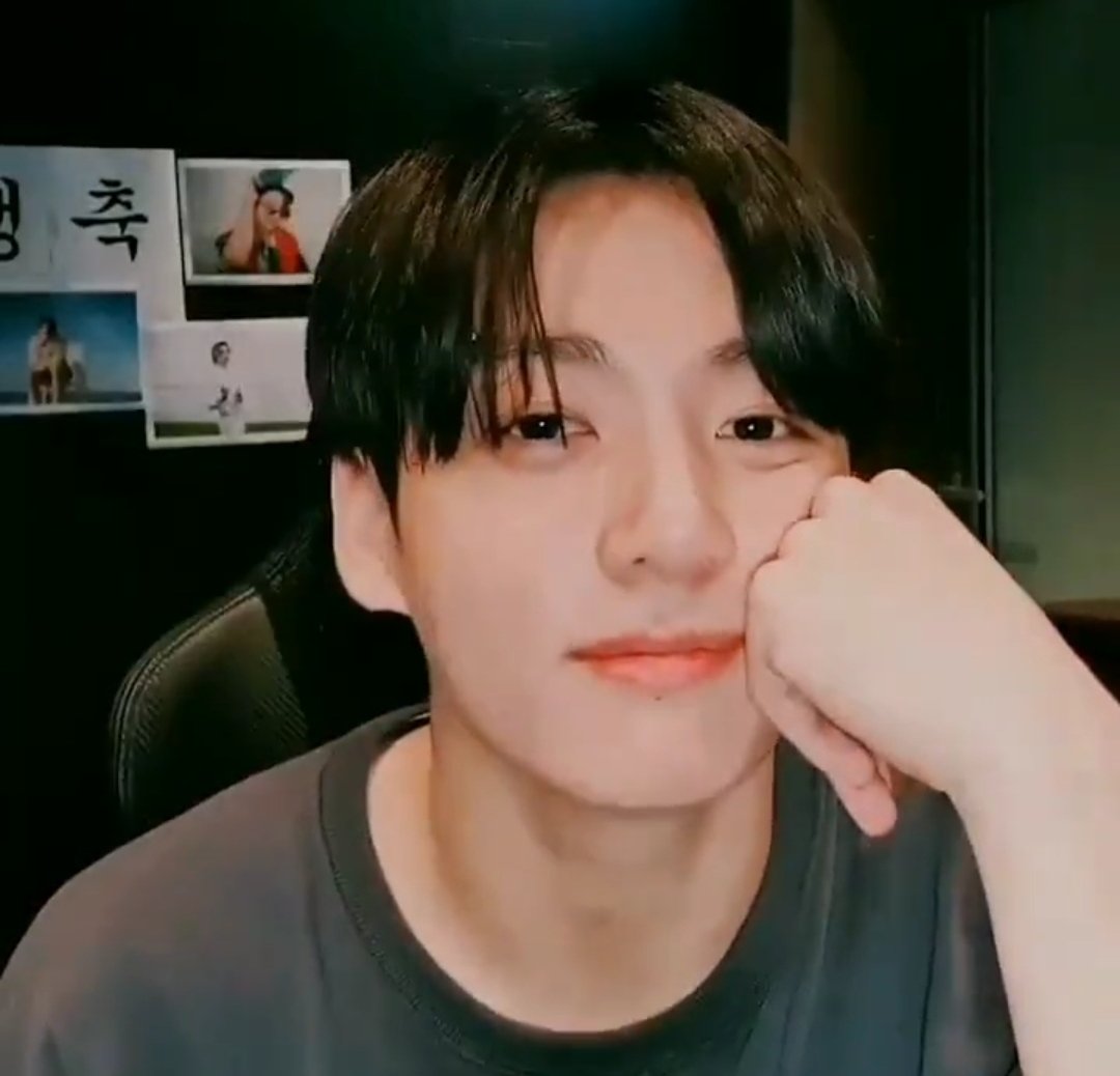 dreamyJeonz_'s tweet photo. Everyone's a gangsta until Jeon Jungkook starts flirting; — a very needed thread https://t.co/ws5pZzhh8E