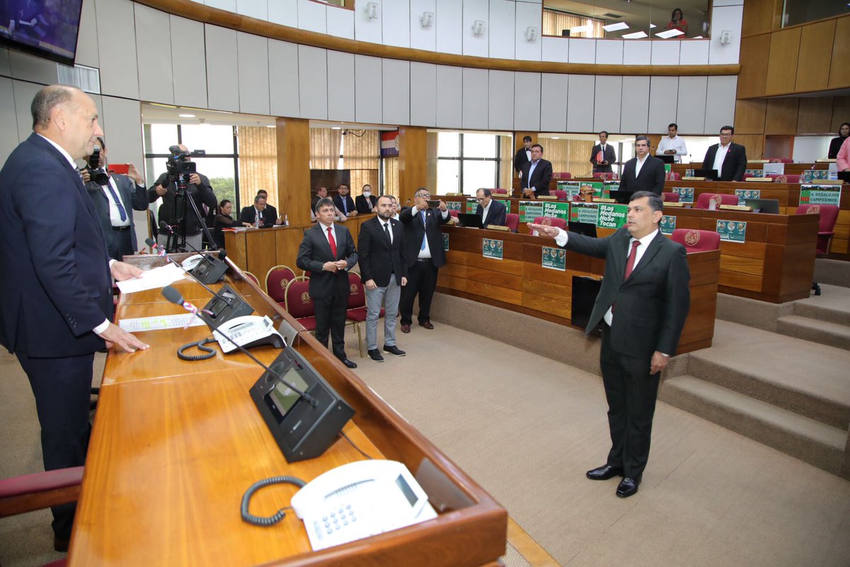 SenadoresPy's tweet photo. Al inicio de la sesión, el Pdte. @cachitosalomon tomó juramento de Edgar Gustavo Olmedo Silva, como representante titular del Poder Ejecutivo ante el @ConsejoParaguay, en cumplimiento a la Ley N° 296/1994, modificado por la Ley N° 1.662/2000.

#SenadoPy https://t.co/ejyiI92BA9