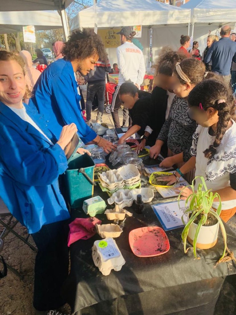 cbrossel's tweet photo. À la fête du zéro déchet, à #Paris18, pour les 1 an du Territoire Zéro Déchet porte Montmartre 🥳
Un événement convivial engagé pour la réduction des déchets et le #réemploi : collecte d’objets inutilisés, sensibilisation au compostage, lutte contre le gaspillage alimentaire… https://t.co/BCiDYrpEkT