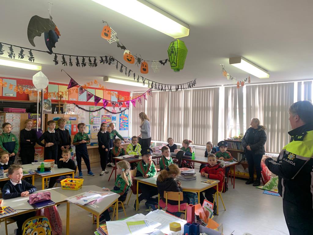 Huge thanks to our local Garda Trish for discussing road safety and the role of the Gardaí with the children. <a href="/GardaTraffic/">An Garda Síochána</a>