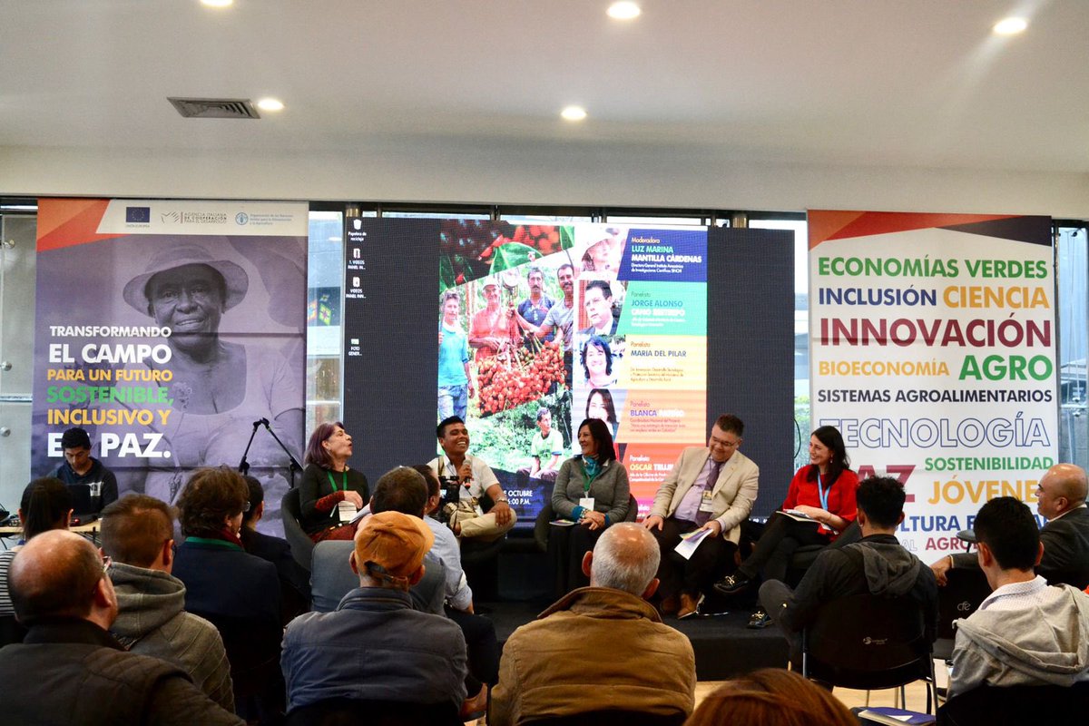 UEenColombia's tweet photo. Cómo posicionar a la agricultura familiar en la política pública; empoderamiento de mujeres rurales e importancia de conectar campo y ciudad para generar más oportunidades, fueron algunos de los temas tratados ayer en la agenda académica de la #UniónEuropea en @expoagrofuturo. https://t.co/nri11oxN4V