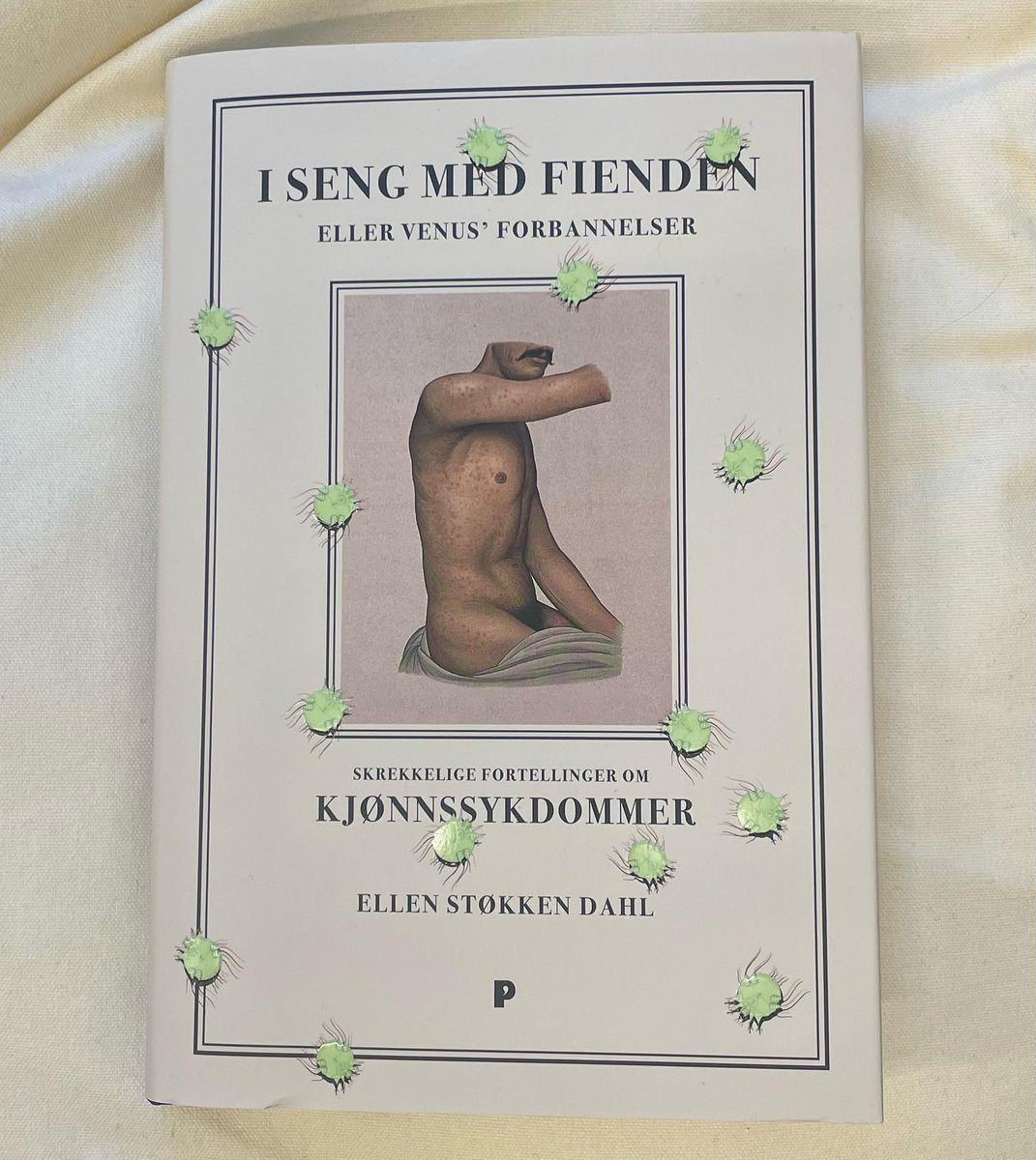 Pelikanenforlag's tweet image. I Seng med fienden eller Venus' forbannelser: Skrekkelige fortellinger om kjønnssykdommer av Ellen Støkken Dahl er nå tilgjengelig. Klø deg der det klør: pelikanen.no/boker/i-seng-m…