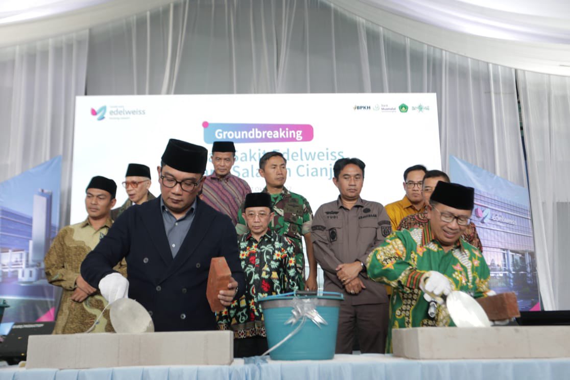 ridwankamil's tweet image. Menghadiri acara peletakkan batu pertama RS Edelweiss Bentang Salapan Cianjur yang juga puncak rangkaian peringatan Hari Santri Nasional 2022, di Pondok Pesantren Al-Ittihad Cianjur. 

Semoga berkah dan bermanfaat bagi masyarakat Cianjur. #JabarJuara #IndonesiaJuara -Admin-
