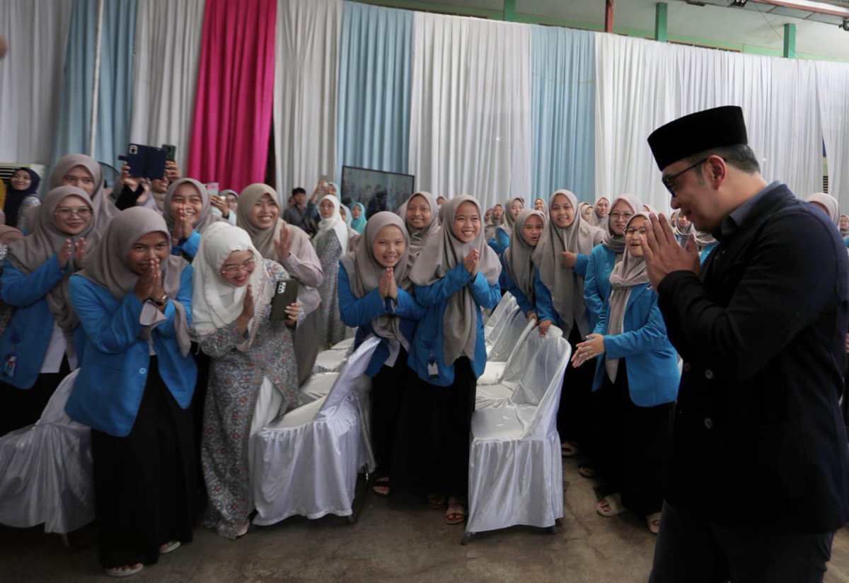 ridwankamil's tweet image. Menghadiri acara peletakkan batu pertama RS Edelweiss Bentang Salapan Cianjur yang juga puncak rangkaian peringatan Hari Santri Nasional 2022, di Pondok Pesantren Al-Ittihad Cianjur. 

Semoga berkah dan bermanfaat bagi masyarakat Cianjur. #JabarJuara #IndonesiaJuara -Admin-