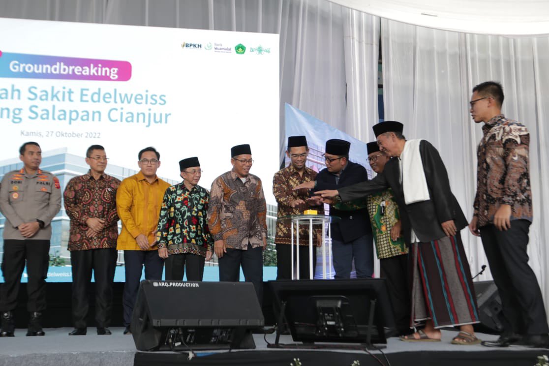 ridwankamil's tweet image. Menghadiri acara peletakkan batu pertama RS Edelweiss Bentang Salapan Cianjur yang juga puncak rangkaian peringatan Hari Santri Nasional 2022, di Pondok Pesantren Al-Ittihad Cianjur. 

Semoga berkah dan bermanfaat bagi masyarakat Cianjur. #JabarJuara #IndonesiaJuara -Admin-