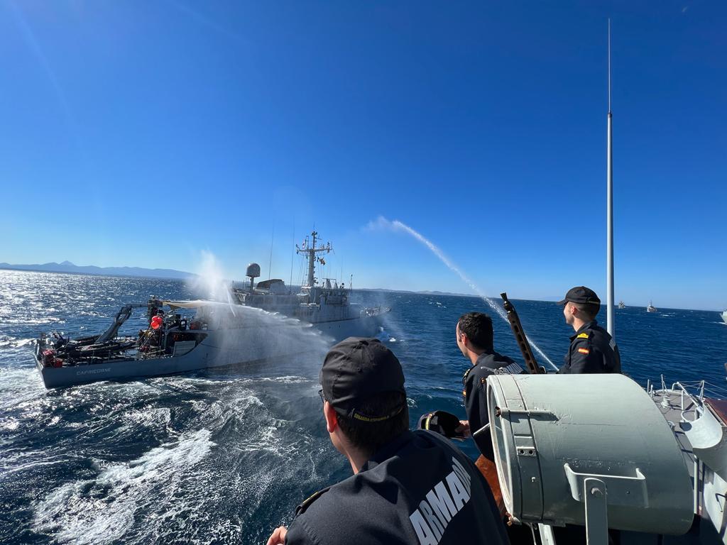 GuerraUcraniaR's tweet photo. RT @EMADmde: ¿Sabes que es un #SailPast?
Es una pasada de honores que se realiza para despedir a un barco cuando deja una agrupación y comienza su vuelta a casa.
El cazaminas 🇪🇸 #Duero ha hecho uno al 🇫🇷 #Capricorne, que dejaba la agrupación @COM_SNMCMG2 camino a casa.
@Arma… https://t.co/QFG16C3Ber