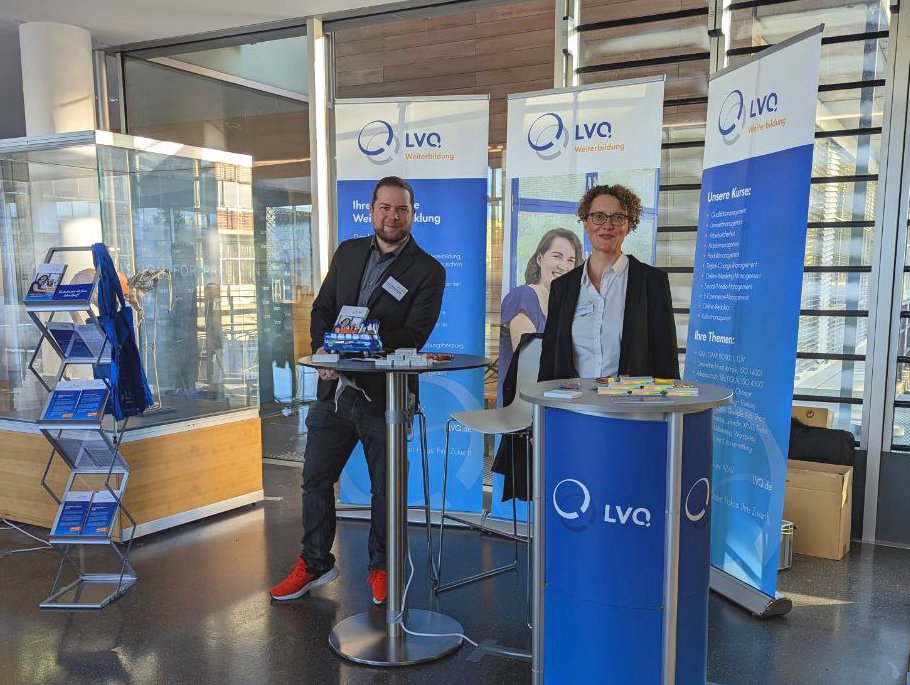 LVQ_Bildung's tweet photo. Seit 10 Uhr beraten unsere Kollegen Helene Thiessen & Marian Schmerkötter an der @LMU_Muenchen auf der #ScieCon #Naturwissenschaftler zu ihren beruflichen Perspektiven in der #LifeScience.
Bist auch Du interessiert? Dann komm mit den beiden ins Gespräch.#GMP #Qualitätsmanagement https://t.co/Vvpdyh4DXa