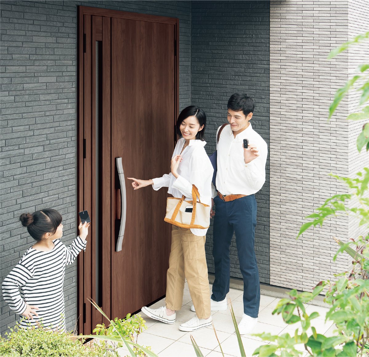 スマホやカードでドアが開けられる❗
使いやすさに合わせて、玄関ドアのカギをセレクトできる「#FamiLock（ファミロック） 」。カードやリモコン、手動キーなどからお選びいただけます。
施解錠履歴は専用アプリで確認できます🔑
s.lixil.com/tw221102
#LIXIL #玄関 #FamiLock #ドア #鍵