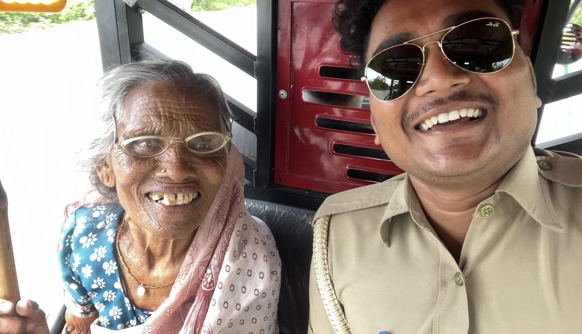 helping_upp's tweet photo. जय हिंद 🫡
जिसके लिए वर्दी धारड़ किये है उनको तो थोड़ा ख़ुशी दे ही सकते है 🙏

दादी भदोही गयी थी दवा के लिए जिसके वजह से पैसे ख़त्म हो गए थे और भदोही से कपसेठी जाना था 
(यू ही किसी से हाल चाल ले लेनी चाहिए)
@bhadohipolice @Uppolice @DM_Bhadohi 
#Respect #help #firsthuman https://t.co/2hPdWBkP66