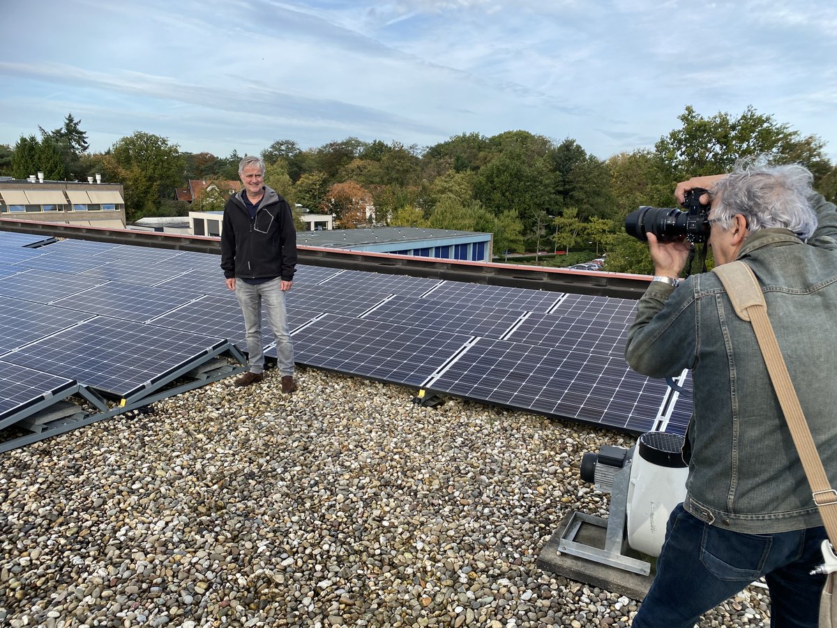 Er wordt weer gewerkt aan de volgende uitgave van Spiegelschrift, Bussum. Thema: Energie. Fotograaf Eric Daams ging bij het <a href="/Vituscollege/">Vituscollege</a> het dak op met Miel Janssen van <a href="/WattnuEnergie/">Energiecoöperatie Gooise Meren Wattnu</a>