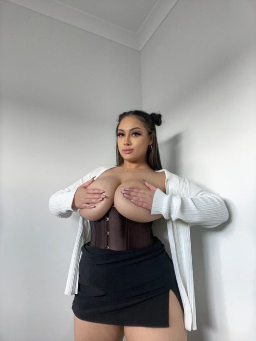 1 pic. Can I be your new wallpaper <3 #nsfw #mommymilkers https://t.co/DJ9raDizmp