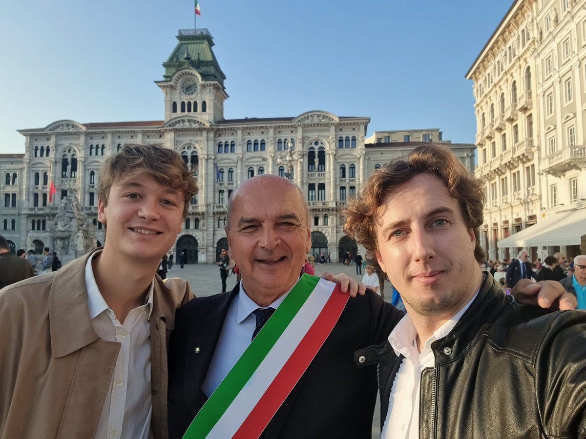 Presenti al 68° Anniversario del ritorno di #Trieste all’Italia. In Piazza Unità l’alzabandiera solenne. <a href="/RobertoDipiazza/">Roberto Dipiazza</a>
🇮🇹🇮🇹🇮🇹🇮🇹🇮🇹 <a href="/ComunediTrieste/">Comune di Trieste</a>