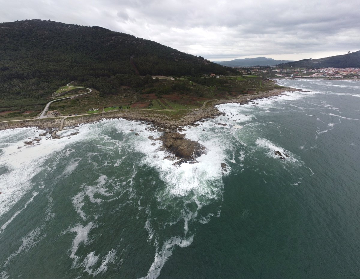 ramalvclav's tweet photo. Round shellfish farm at high tide on a cloudy and rainy day. It is a  cetarea for lobsters named "Cetaria de A Redonda" also known "Cetaria de Laxe de Can", A Guarda, Galicia, Spain
#cetarea
#aguarda 
#shellfishfarming
#aerialphotography
#drone #uvigo
#universidadedevigo https://t.co/9buIx5TuKW
