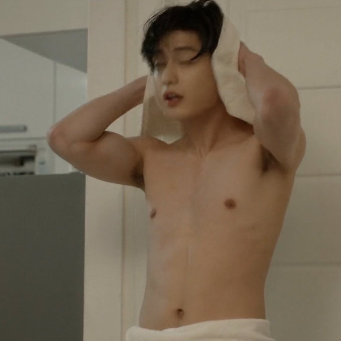 <Yeni Dizi>

Evine yeni aldığı kiracı ile sürekli didişen Jae Yoon bu oda arkadaşının işyerindeki yeni ekip lideri olduğunu öğrenir. Bu eğlenceli BL dizinin ilk bölümünü sizler için çevirdik.

🔗ok.ru/video/42079381…

Çev: Jagiya #RoommatesOfPoongduck304EP4 #풍덕빌라304호의사정