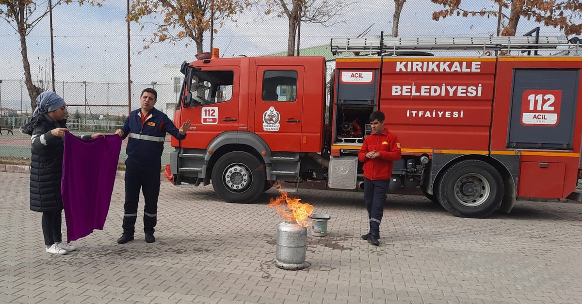 kirikkalebld71's tweet photo. Kırıkkale Belediyesi İtfaiye Ekiplerimiz, eğitim planlaması kapsamında, Kırıkkale Valiliği Sosyal Yardımlaşma ve Dayanışma Vakfı Merkezi personellerine yönelik yangın ve diğer olası afet durumlarıyla ilgili eğitim düzenlendi. 🚒👩‍🚒 https://t.co/JhTCT3SxkK