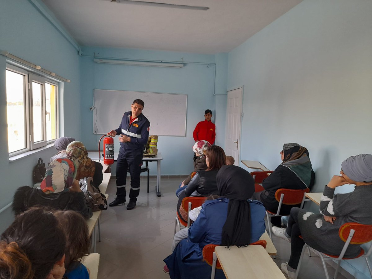 kirikkalebld71's tweet photo. Kırıkkale Belediyesi İtfaiye Ekiplerimiz, eğitim planlaması kapsamında, Kırıkkale Valiliği Sosyal Yardımlaşma ve Dayanışma Vakfı Merkezi personellerine yönelik yangın ve diğer olası afet durumlarıyla ilgili eğitim düzenlendi. 🚒👩‍🚒 https://t.co/JhTCT3SxkK