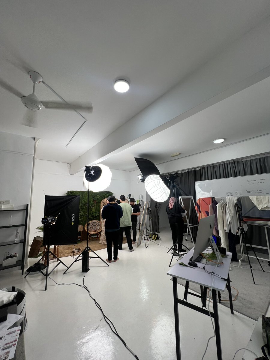 BaqirNajh's tweet photo. Attending client’s photoshoot session with @HuzeifaStudio @hazimrozlann @azlanhuzeifa https://t.co/NFPDzF6oS4