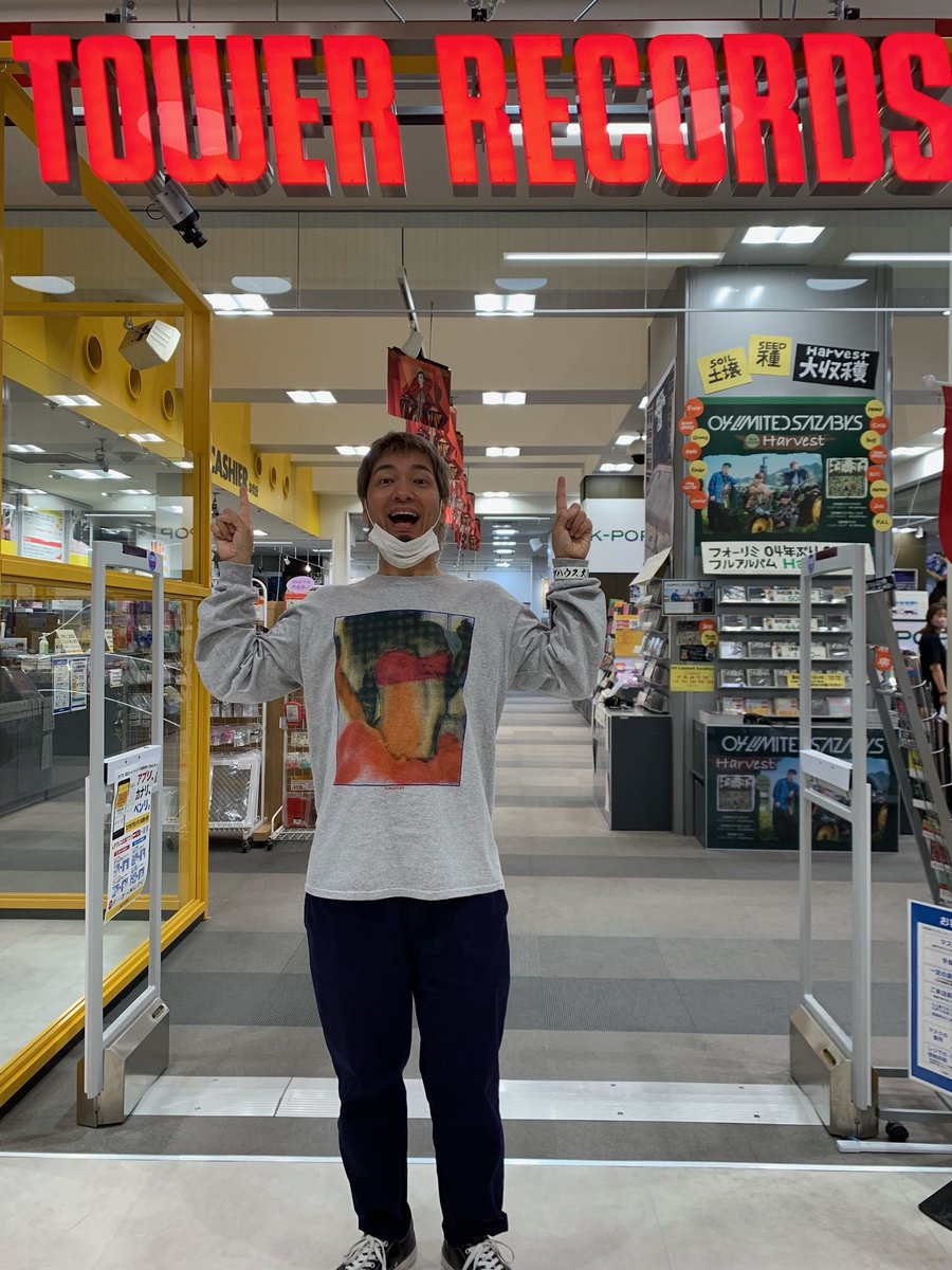 TOWER_NagoyaPrc's tweet photo. 【#dustbox】
QUATTROにて #NOISEMAKERを迎えて intergalactic ~Light A Fire Tour~開催のdustboxよりSUGAさんがナゴパルご来店😭🙌ライヴ前にありがとうございます❤️🔥“罪”深いほど名盤📀 『#Intergalactic』試聴出来ますので“是非”🎧🎶
🎥https://t.co/DSW0MziHy4
#dustbox_10th_AL #MachineRecords https://t.co/lMxB1OeOfj