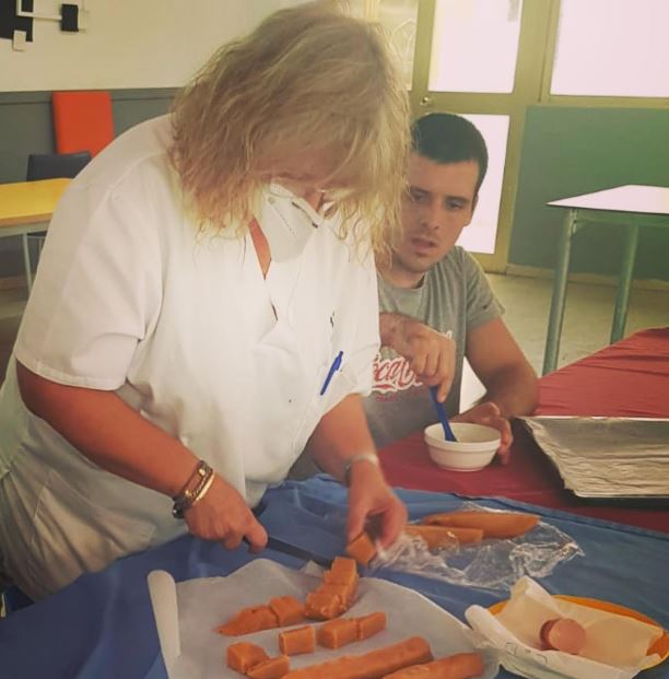 GrupPereMata's tweet photo. Preparant la festa de la #castanyada2022🌰🐿️🍁 a la #Residència Marinada de Villablanca, avui taller de #panelletscasolans 🍪🥮 #disCAPACITAT
Boníssims‼️ https://t.co/xqlwRaWEPx
