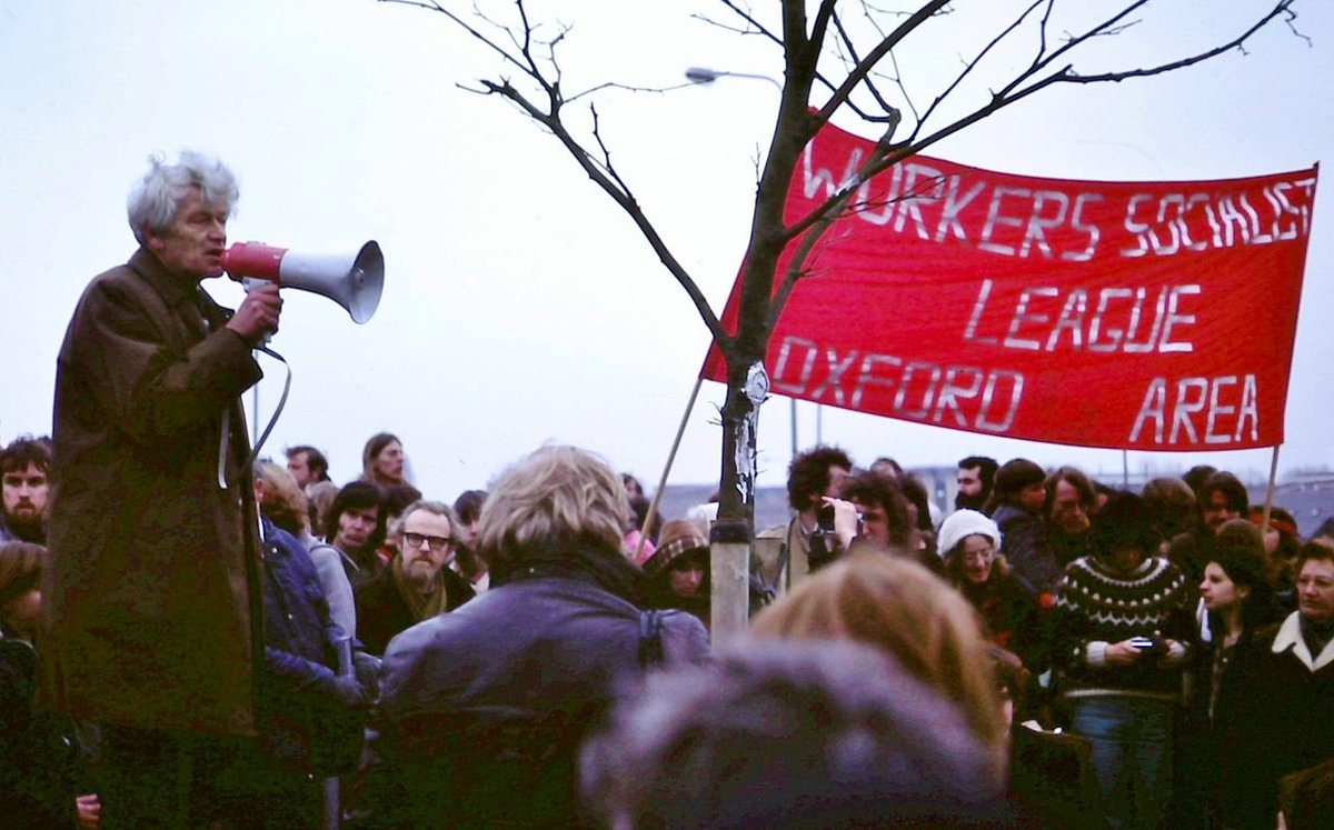Savant engagé : le grand historien britannique EP Thompson dans une manifestation antinucléaire en 1980 (via wikipédia)