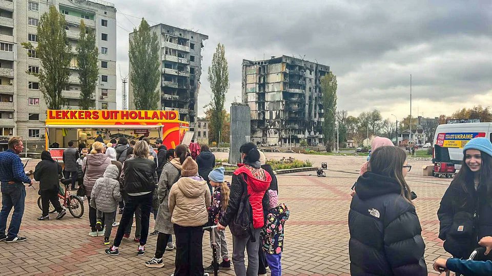 Wh0Know5's tweet photo. Two Dutch guys drove their food truck to Ukraine for the 7th time since the war started to hand out free food, they were apparently in Borodianka yesterday. https://t.co/mK2gY8Ei8K