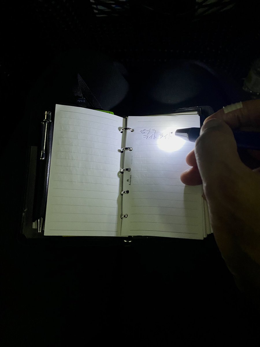 izupapa0211's tweet photo. 【きょうの文具】
ゼブラのLightwrite α
ペン先にライトが付いた油性ボールペン。
暗い場所での筆記が可能です。
夜行バスの車内でメモがとれたり、うっかり落としてしまったイヤホンを探したりするときにも重宝します。
実体験(^◇^;)
#きょうの文具
#ゼブラ
#lightwrite https://t.co/2OHHmW1syn