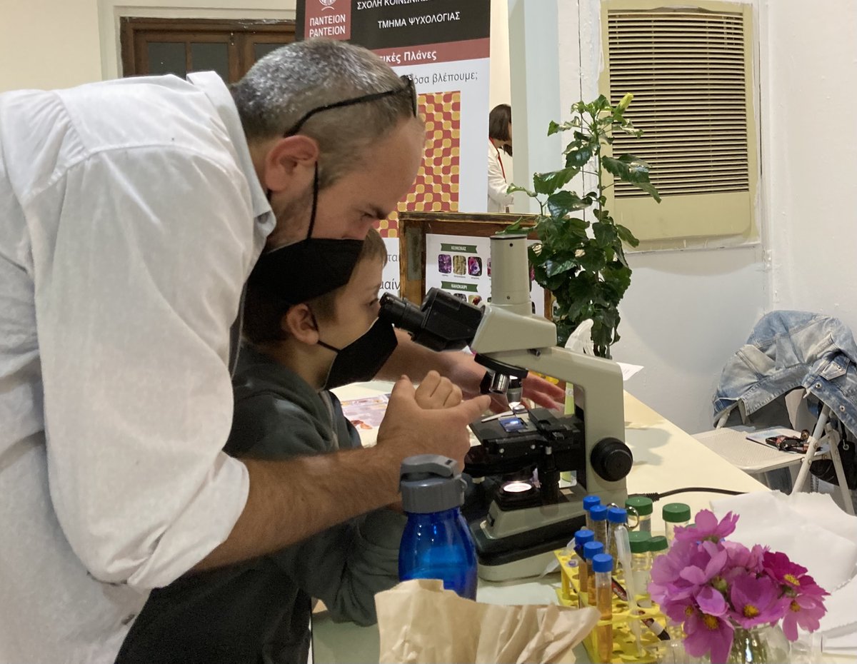 Kids looking under the microscope at the Athens science festival ... 90% of them got scared of hibiscus pollen!! An entire kid generation is traumatised.#COVID19 
#athenssciencefestival @BSRC_Fleming