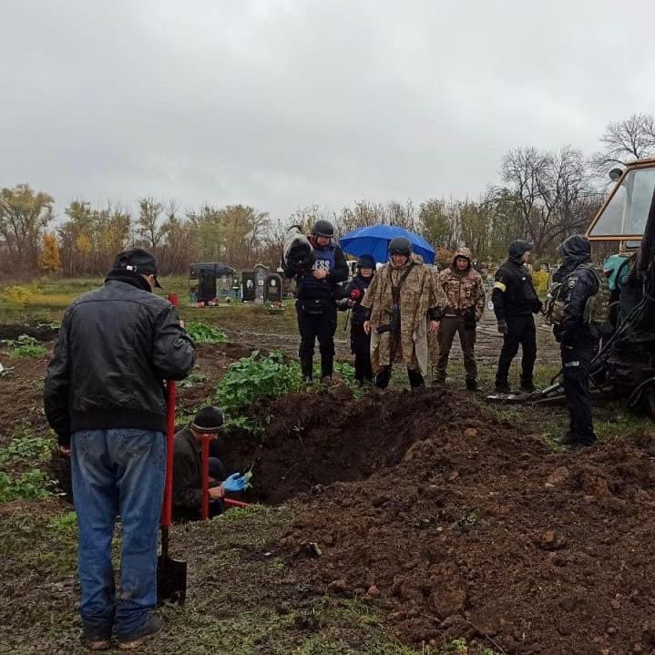 За свідченнями місцевих мешканців, рашисти збирали тіла у дві вантажівки. На кладовищі скинули в яму. Насипом. Як дрова. Не зробили жодної позначки про поховання. На Великдень місцеві жителі самі встановили на місці поховання хрести. У могилі має бути 17 тіл.