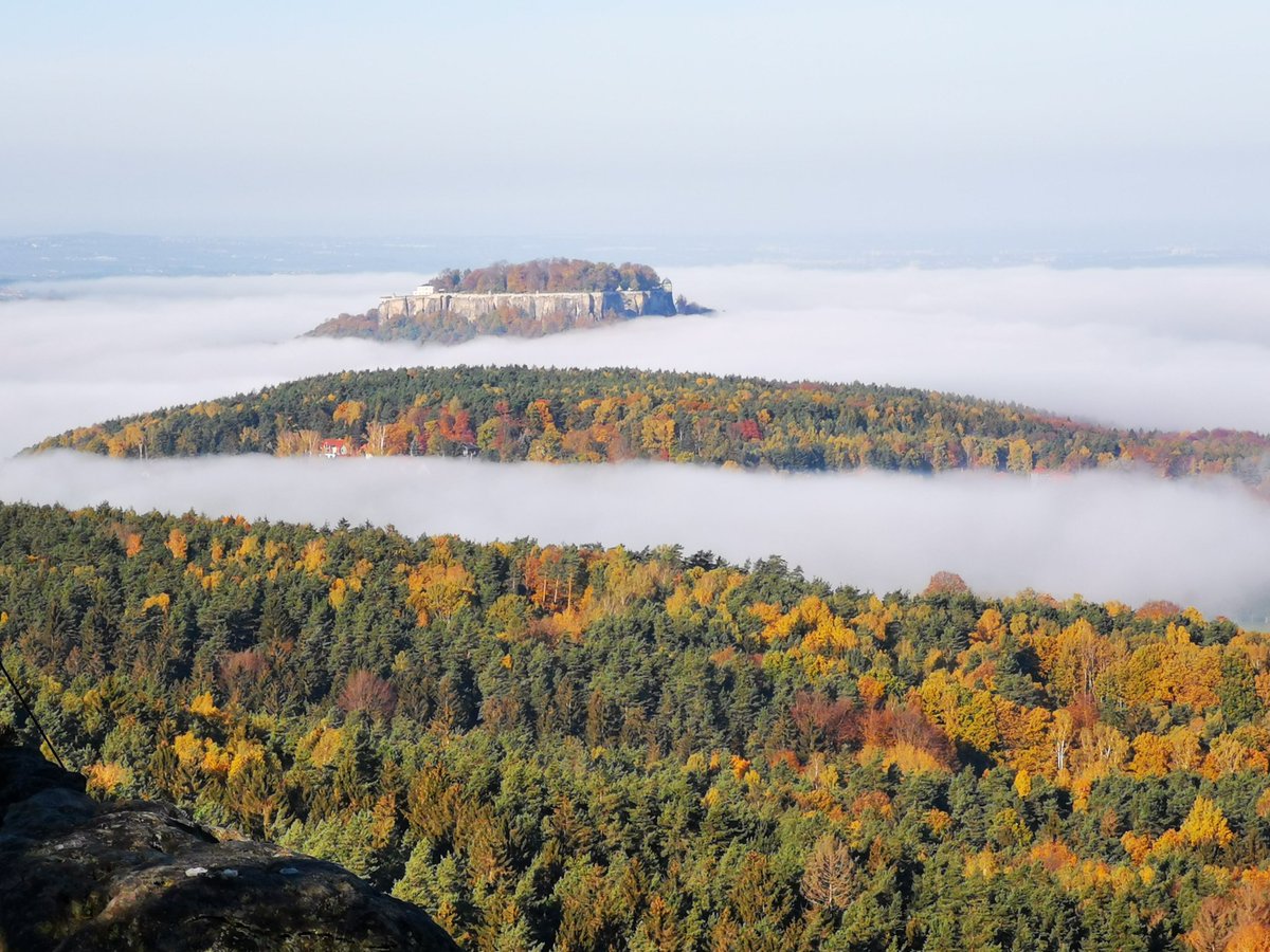 keyci1978's tweet photo. View from the #Papststein to the #FestungKönigstein in the fog in #SaxonSwitzerland #SächsischeSchweiz #elbsandsteingebirge https://t.co/52bxRMFmTX