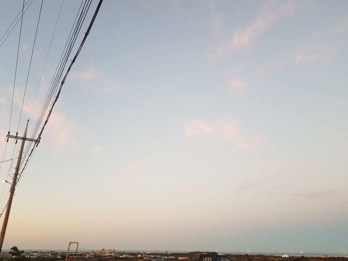winterSiO2's tweet photo. 태양은 서쪽으로 떠나 밤은 다가오는데 구름은 낮을 보내지 못해 여전히 햇빛으로 물��어있다. https://t.co/zdJ3OnfcVb